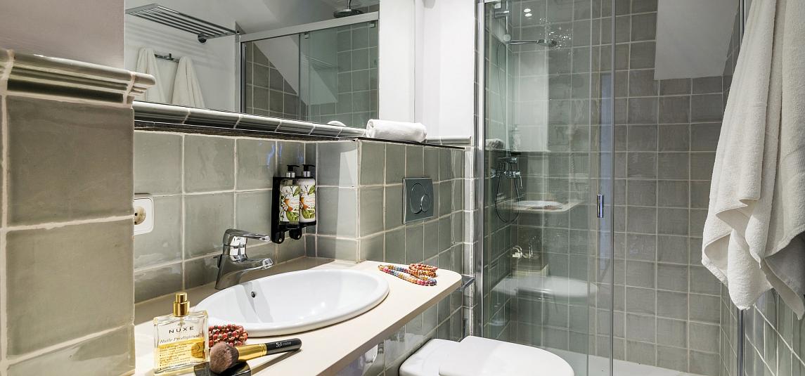 Doble estándar con vista parcial al mar