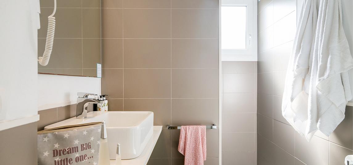 Doble estándar con vista parcial al mar