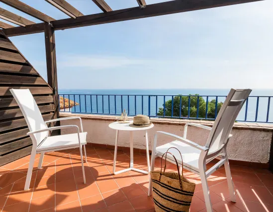 Supérieure vue sur la mer avec terrasse