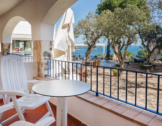 Chambre double standard avec vue partielle sur la mer