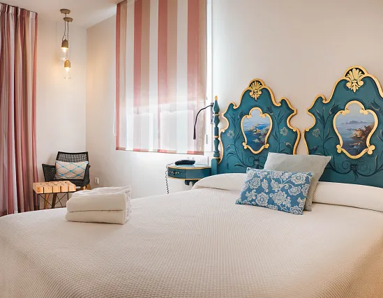 Chambre double standard avec vue partielle sur la mer