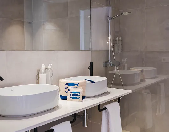 Chambre double standard avec vue partielle sur la mer